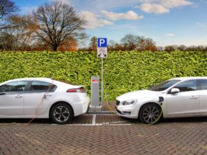 Coches eléctricos cargando