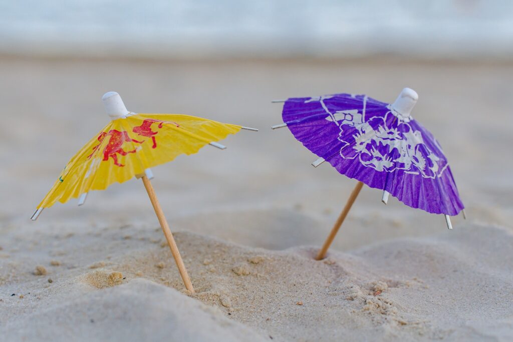 Mini sombrillas clavadas en la arena de la Playa