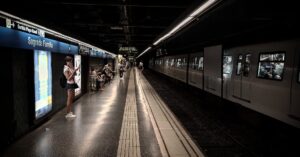 Anden del metro de Barcelona en la estación de Sagrada Familia