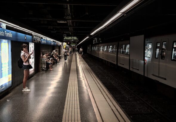 Anden del metro de Barcelona en la estación de Sagrada Familia